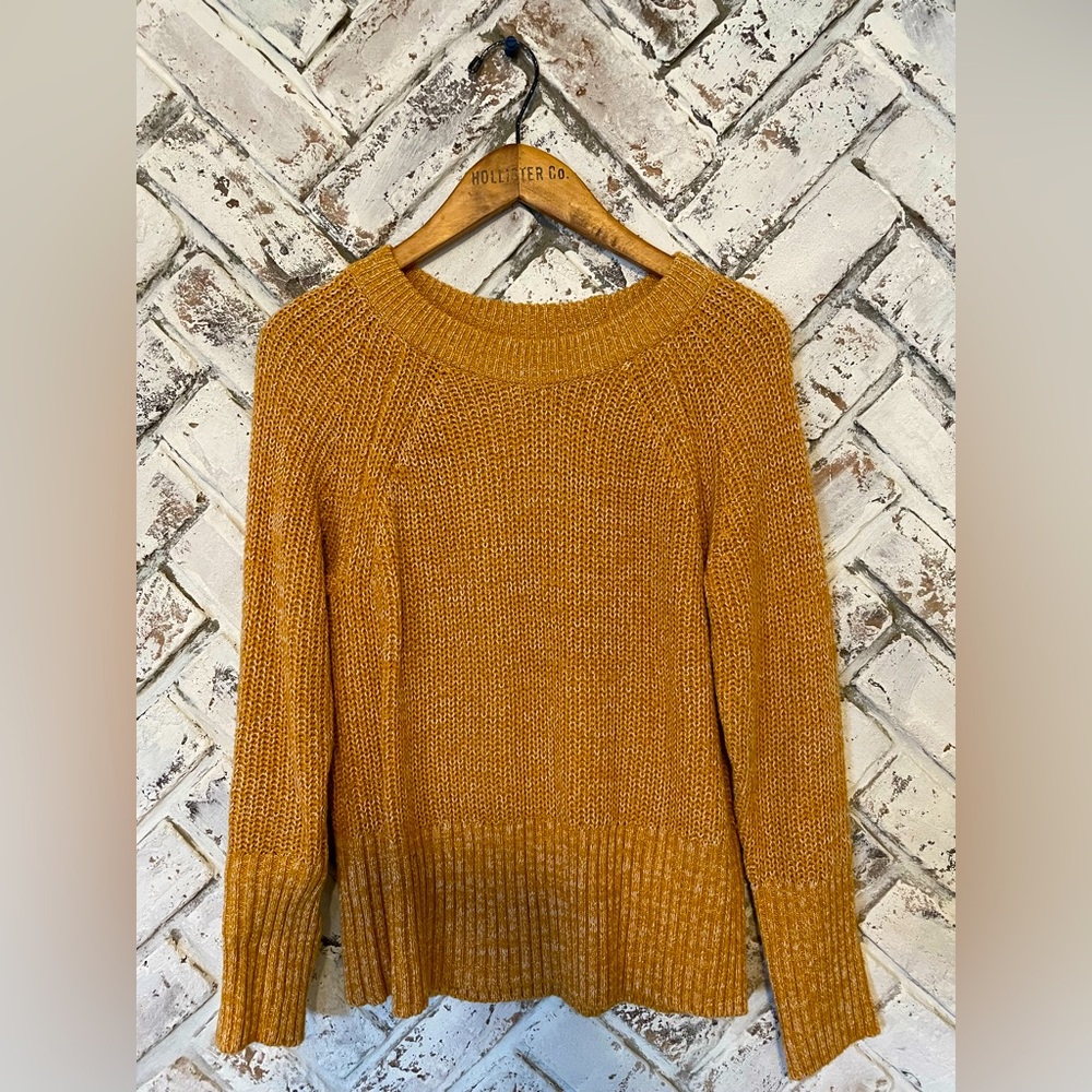 Size Small Universal Thread Sweater